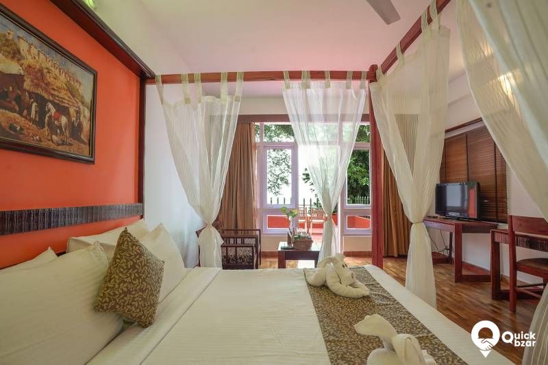 R12 TV Executive Cottage