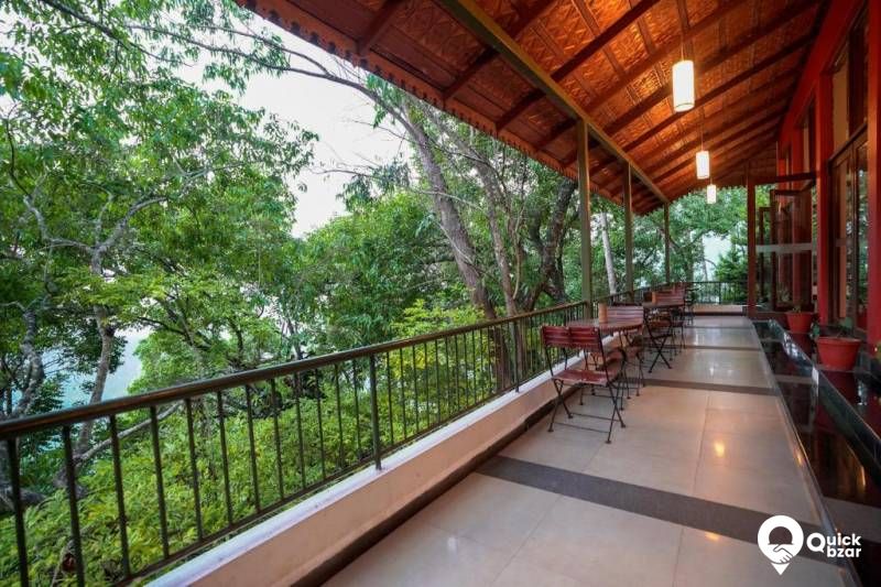 R12 TV Executive Cottage