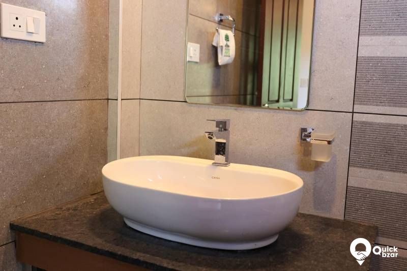 R77M HIM KING'S SUITES